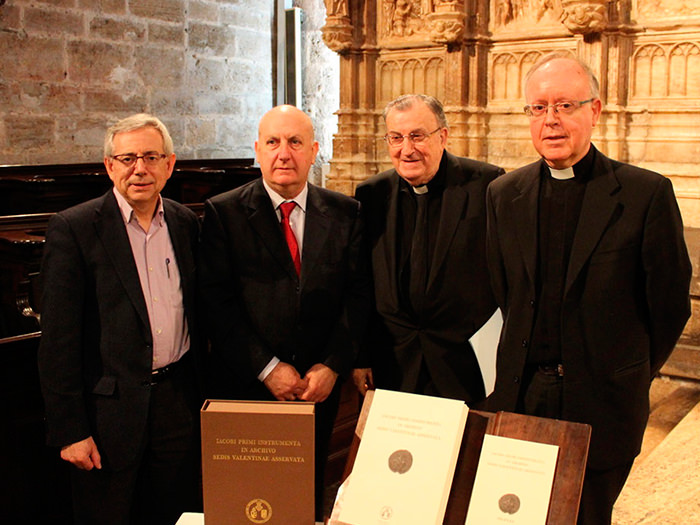 Presentan un libro que recopila documentos del Rey Jaume I relacionados con la Catedral de Valencia