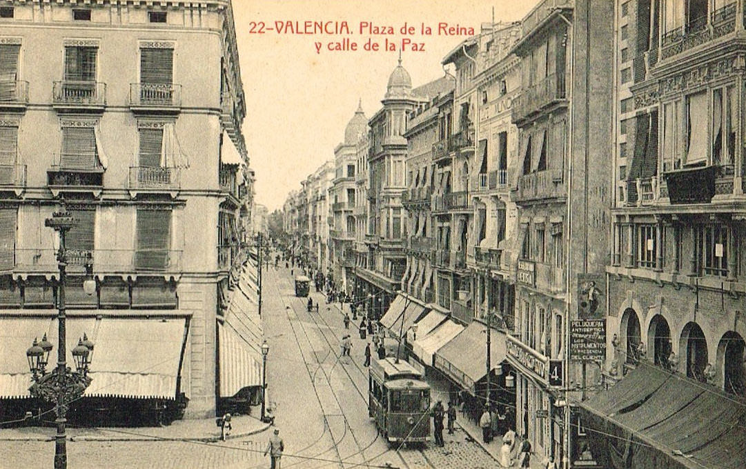 <strong>Plaza de la Reina y calle de la Paz</strong> <small>(1910-1930)</small>